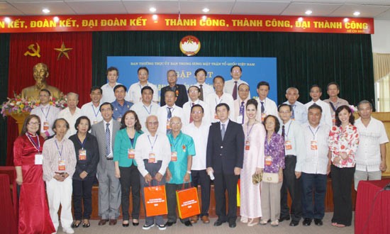 Overseas Vietnamese delegation takes photo at the meeting.(Photo:SGGP)
